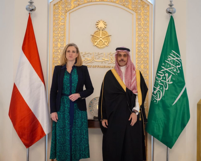 فيصل بن فرحان ووزيرة خارجية النمسا يبحثان المستجدات الإقليمية
