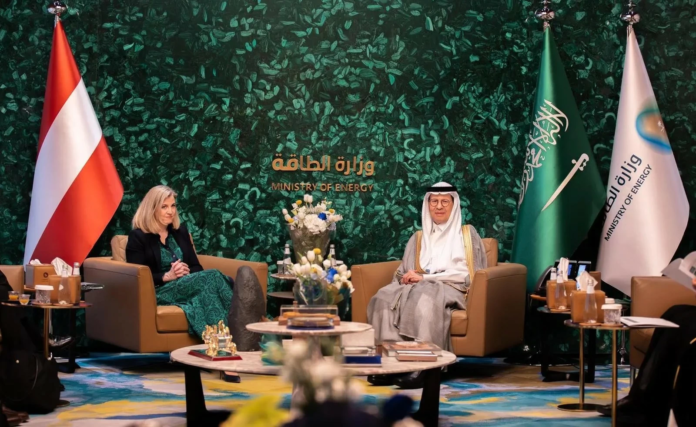 وزير الطاقة السعودي يلتقي وزيرة الشؤون الأوروبية بالنمسا