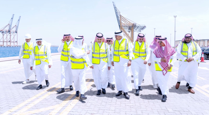 تفقد العمليات التشغيلية وسلاسل الإمداد في ميناء الملك عبدالله