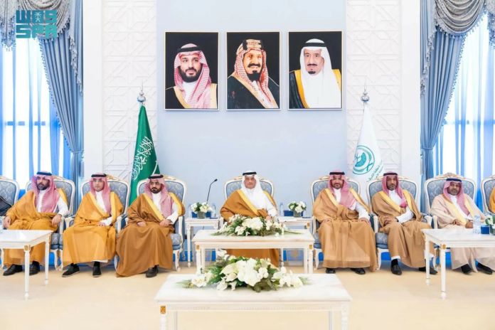 محافظ الأحساء يبحث تحديات وفرص تطوير الأندية الرياضية