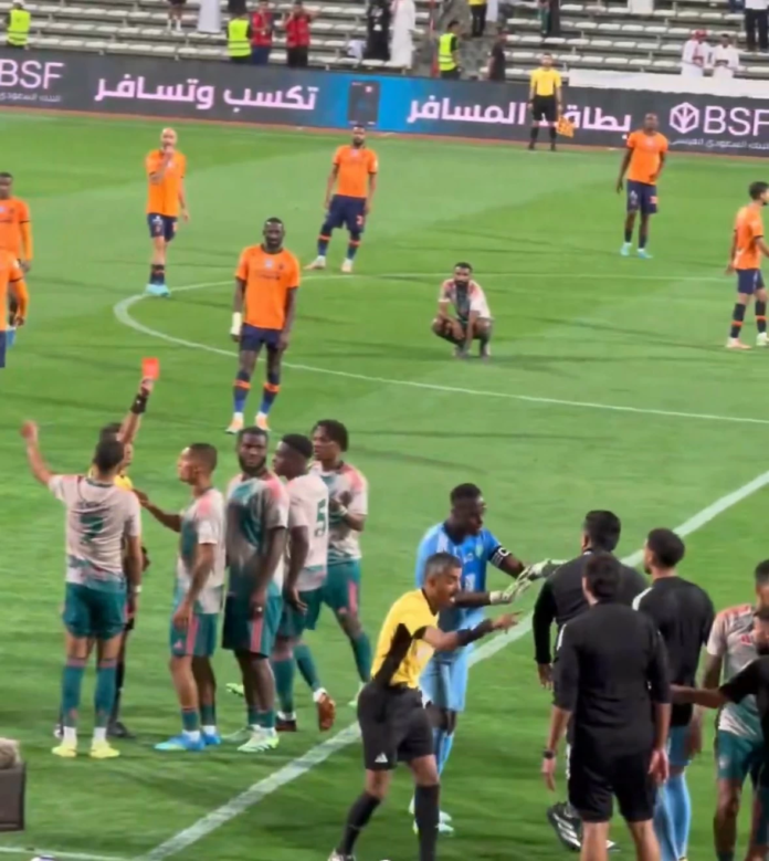 تفاصيل طرد أبو الشامات في مباراة الأهلي والفيحاء