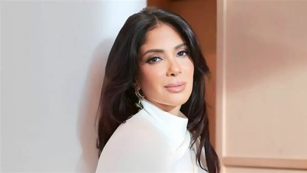 منى زكي تقتحم عالم الإنتاج السينمائي لأول مرة بفيلم Alone