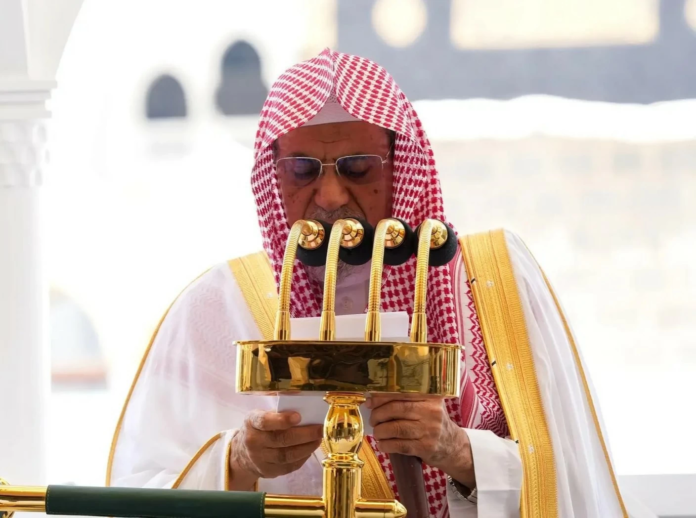 خطيب المسجد الحرام يحذر من الاغترار بالدنيا وطول الأمل