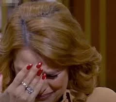 سر بكاء الفنانة سيمون: الفسيخ المسموم وراء وفاة والدي