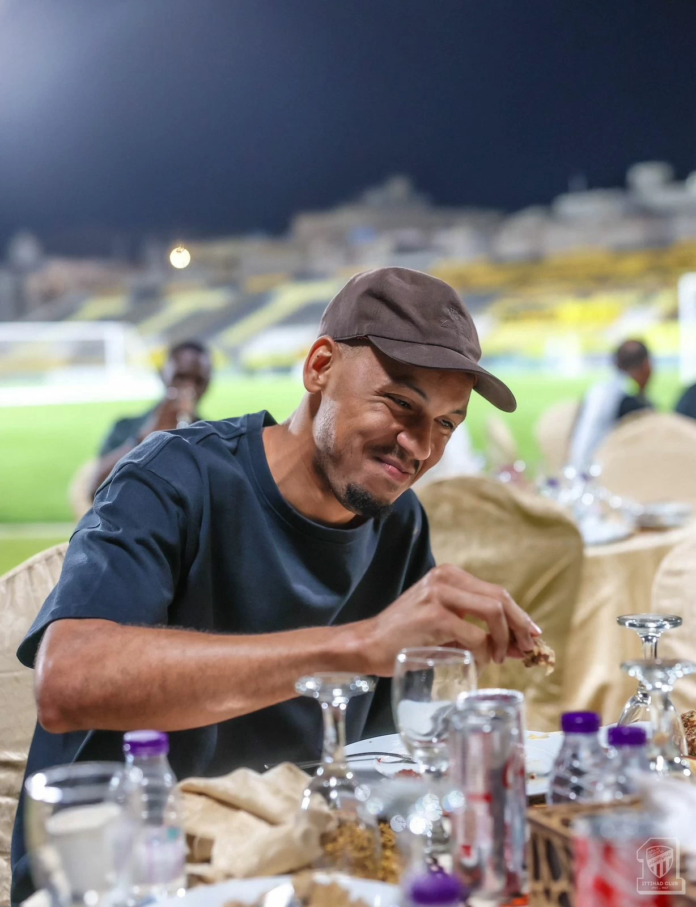 العبود يحفز لاعبي نادي الاتحاد قبل مواجهة الوحدة الإماراتي