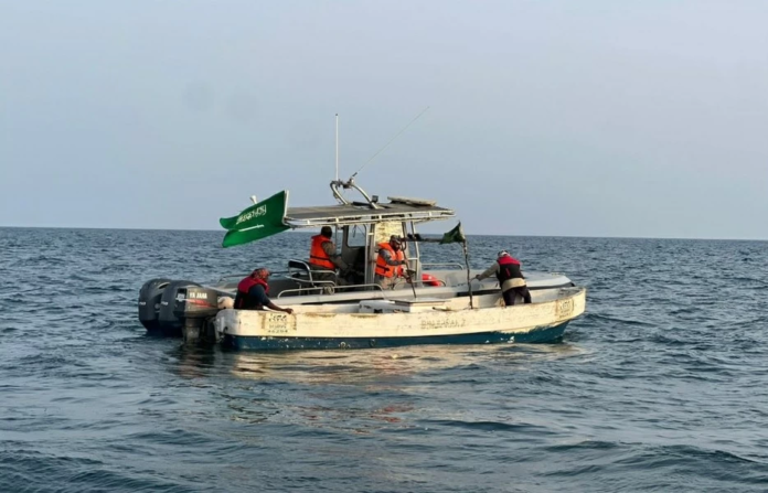 حرس الحدود بمنطقة مكة ينقذ مقيمين تعطلت واسطتهما البحرية