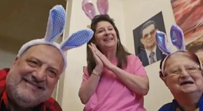 شاهد احتفال خالد الصاوي في شم النسيم مع والدته وشقيقته