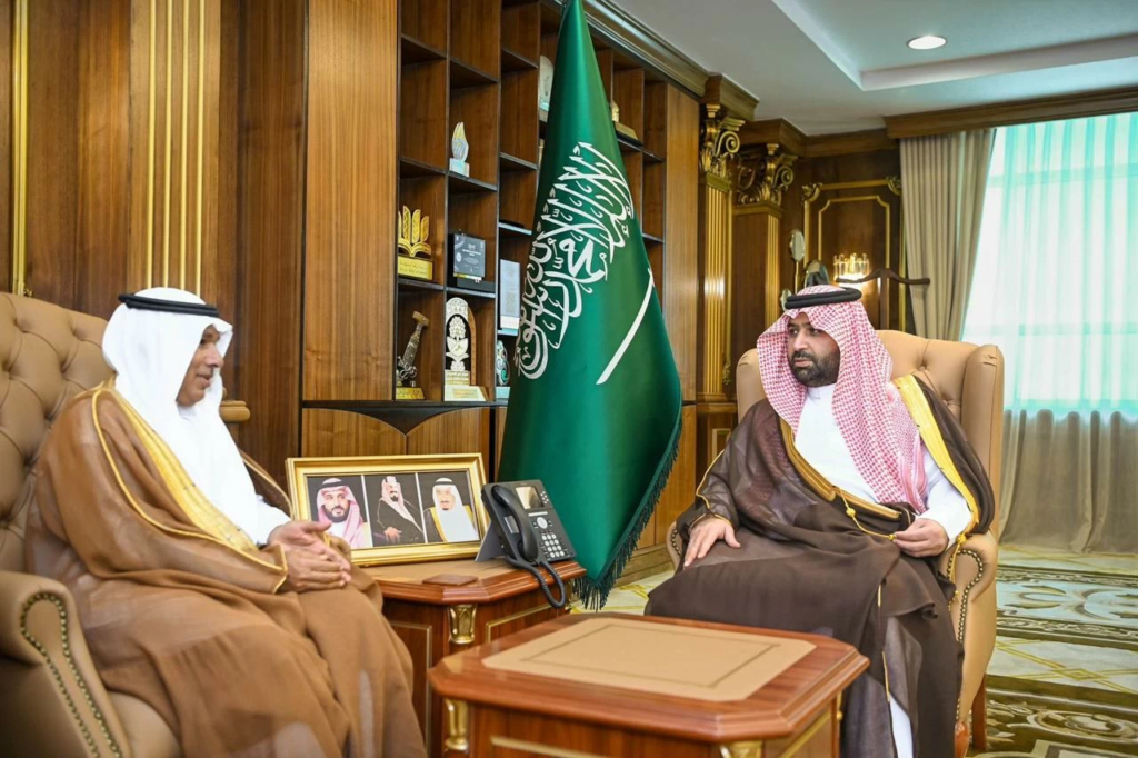 أمير جازان يستقبل شيخ شمل محافظة جزر فرسان لتهنئته