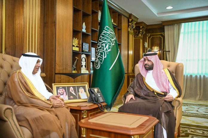 أمير جازان يستقبل شيخ شمل محافظة جزر فرسان لتهنئته