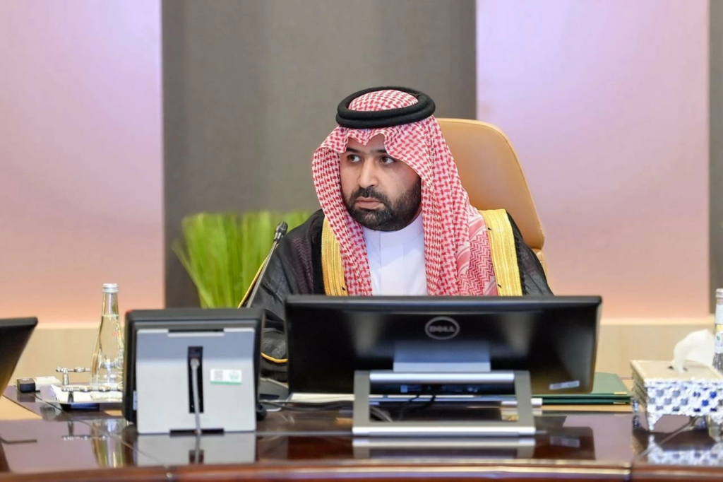 مستجدات سوق العمل في جازان: أمير المنطقة يناقش التوطين