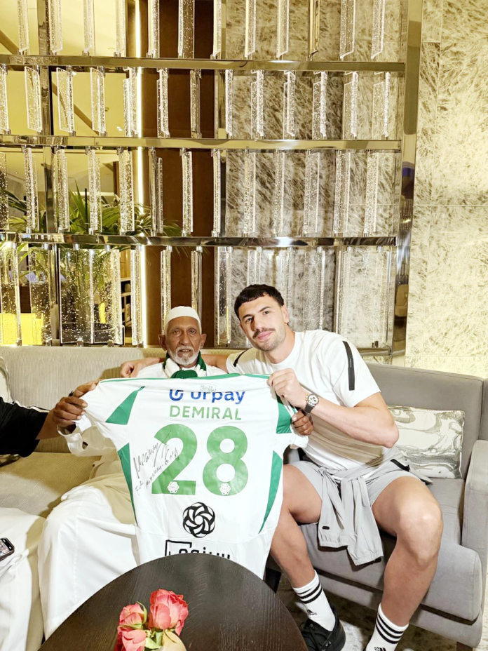 لفتة إنسانية من ميريح ديميرال مع مشجع أهلاوي من فرسان