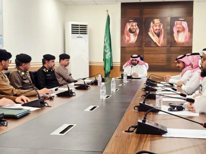 محافظ محايل يرأس اجتماع اللجنة الفرعية للدفاع المدني