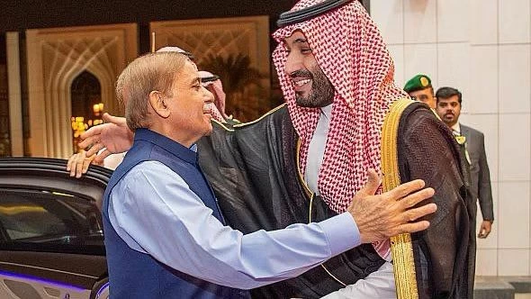 تفاصيل زيارة شهباز شريف للسعودية: اقتصاد ووساطة إقليمية