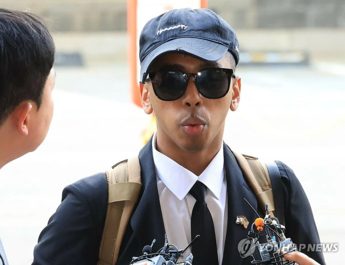 تفاصيل سجن يوتيوبر أمريكي في كوريا لإهانته تمثالاً تاريخياً