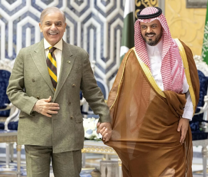وصول رئيس وزراء باكستان إلى جدة لتعزيز العلاقات الثنائية