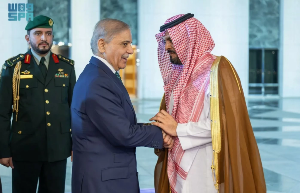 رئيس وزراء باكستان يغادر جدة بعد زيارة رسمية للمملكة