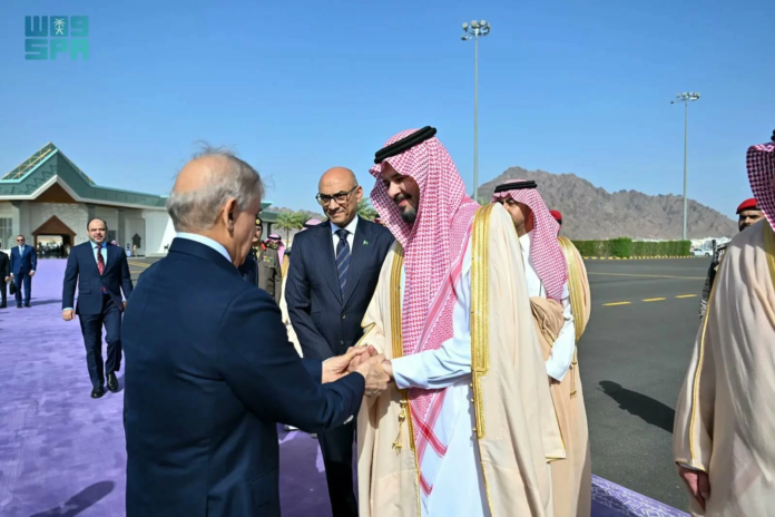 رئيس وزراء باكستان يغادر المدينة المنورة | تفاصيل الزيارة