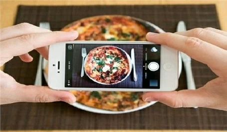 مشاهدة الطعام على السوشيال ميديا: هل تقلل الشهية حقاً؟