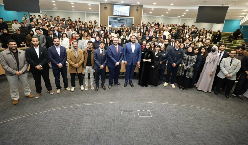سفير المملكة يلتقي الطلبة المبتعثين في بريطانيا لدعمهم