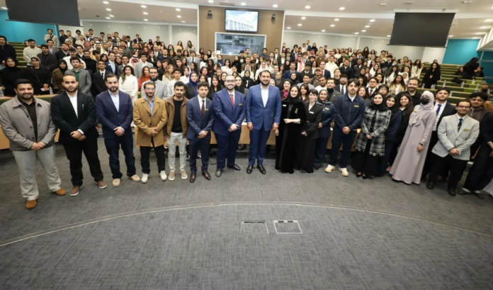 سفير المملكة يلتقي الطلبة المبتعثين في بريطانيا لدعمهم