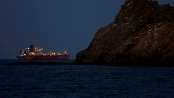 توقف الملاحة في مضيق هرمز: تداعيات احتجاز سفينة إيرانية