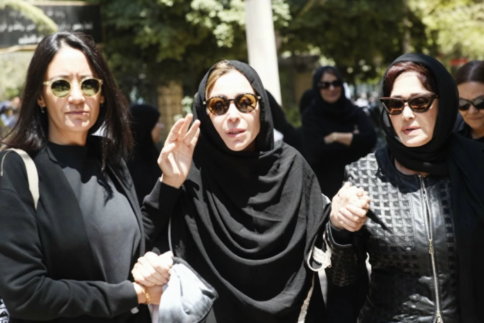 تشييع جثمان والد منة شلبي وسط انهيارها وحضور فني كبير