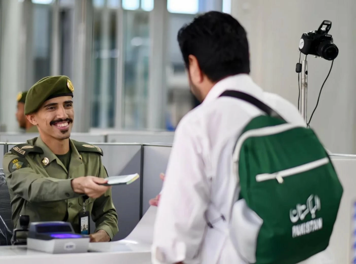 مطار المدينة يستقبل أولى رحلات استقبال حجاج باكستان 1447