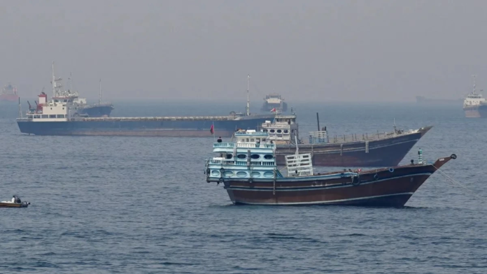 توتر مضيق هرمز: غموض حول سفينة إيرانية وتهديد الملاحة