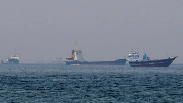 تصعيد مضيق هرمز: الحرس الثوري الإيراني يحتجز سفينتين