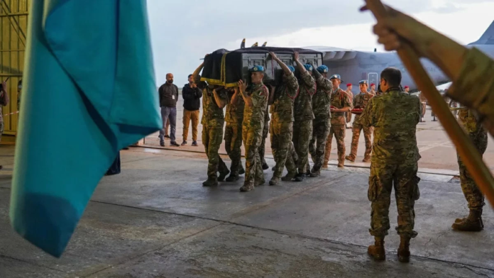ماكرون ينعى جندياً فرنسياً في لبنان ويتهم حزب الله | أخبار