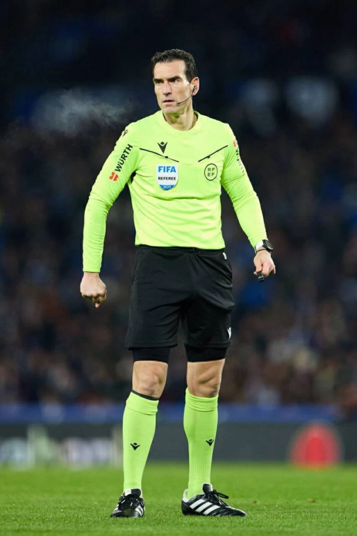 إنقاذ مشجع في مباراة برشلونة: قرار حكم شجاع ينقذ حياة