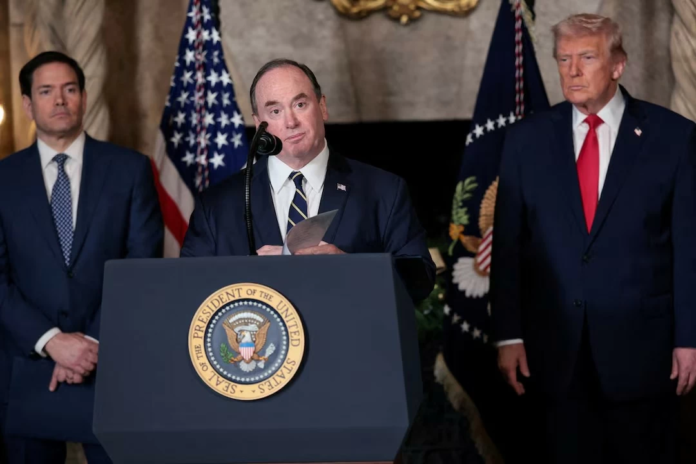 إقالة وزير البحرية الأمريكي: تحليل الأسباب والتأثيرات على سياسة واشنطن