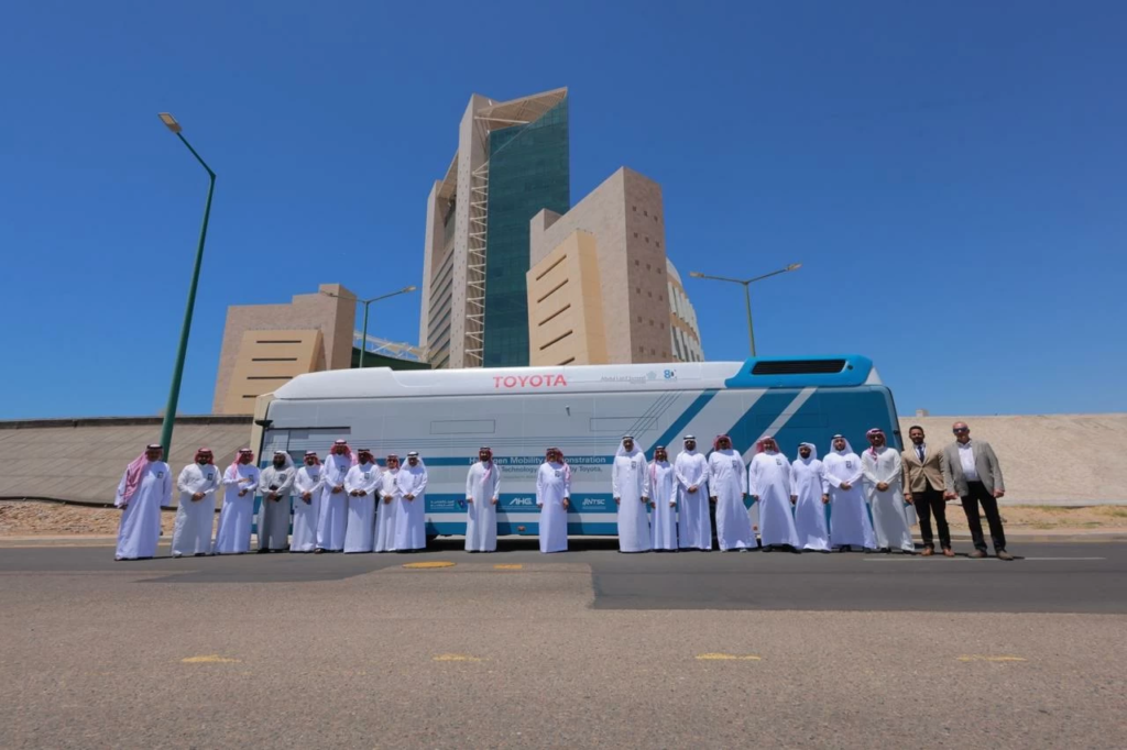 حافلة الهيدروجين في ينبع: عبد اللطيف جميل وتويوتا يقودان النقل المستدام