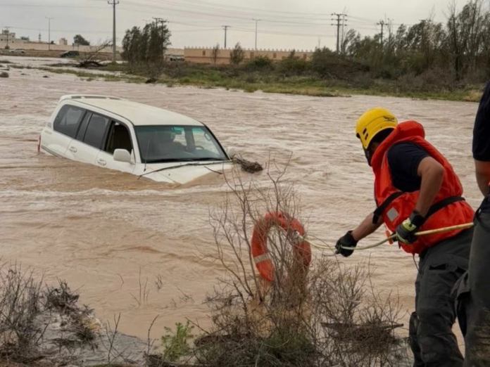 إنقاذ الدفاع المدني بالقصيم: محتجزون في سيل وتطبيق الأنظمة