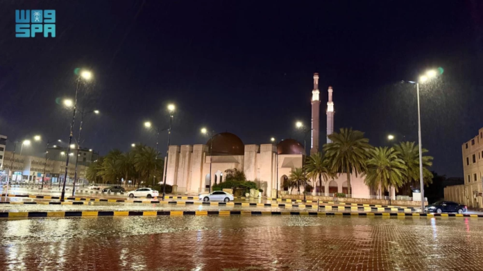 تحذيرات الأرصاد الجوية السعودية: أمطار ورياح شديدة بالمملكة