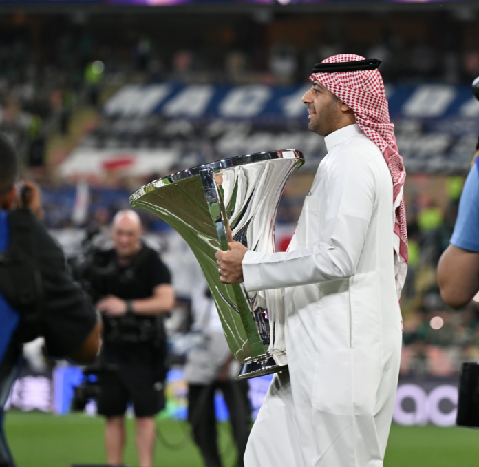 تكريم تيسير الجاسم: أسطورة الأهلي يشعل مدرجات جدة في نهائي آسيا