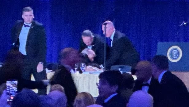 إطلاق نار عشاء مراسلي البيت الأبيض: تفاصيل إجلاء ترمب وتأمين الحدث