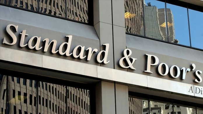 S&P تخفض تصنيف بلجيكا الائتماني: تحليل الأسباب والتأثيرات