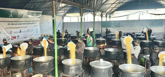 مساعدات الملك سلمان لغزة: دعم إنساني عاجل بـ 24500 وجبة