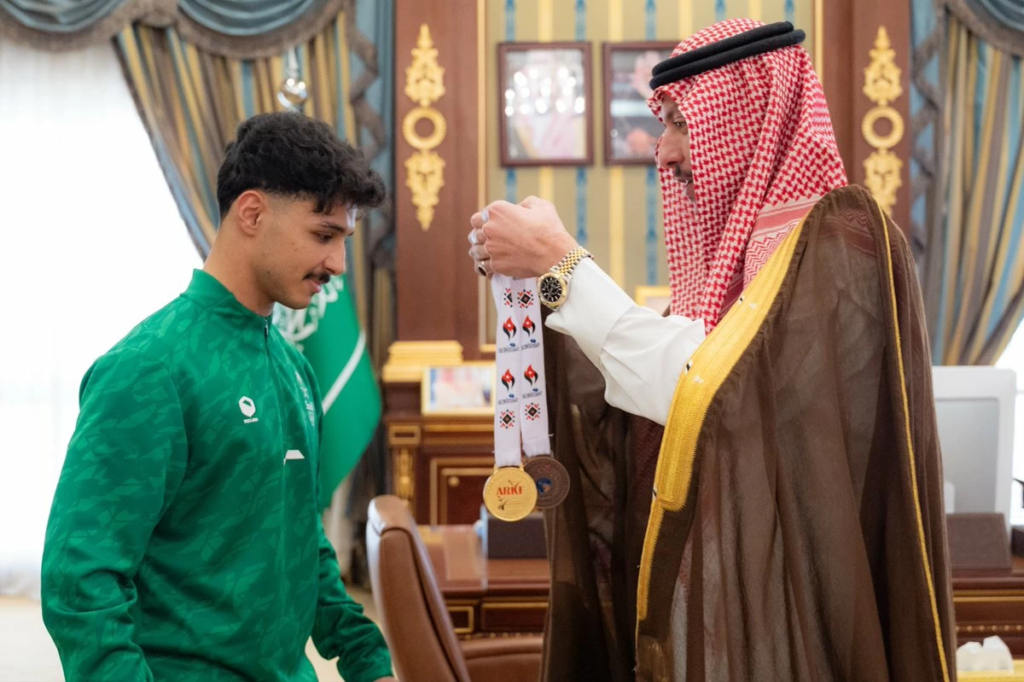 نائب أمير المدينة يستقبل بطل الكاراتيه إبراهيم العمري ويشيد بإنجازاته