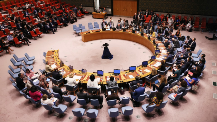 أزمة مضيق هرمز: مجلس الأمن يطالب بالفتح الفوري وعقوبات أمريكية على إيران