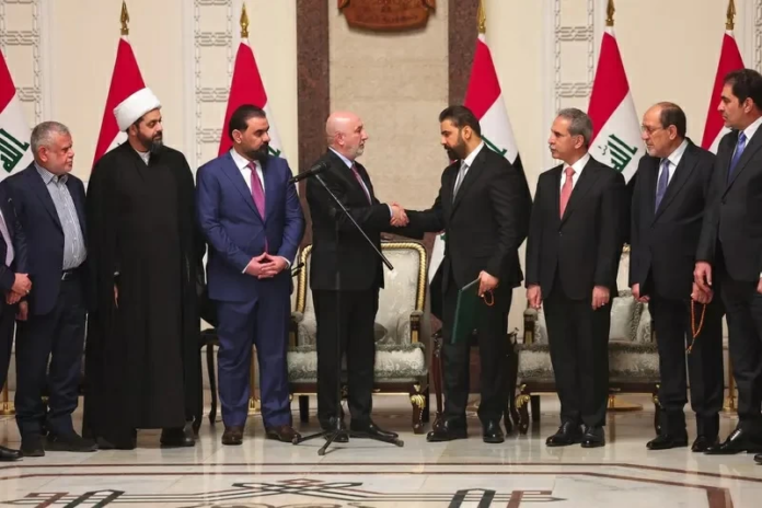 علي الزيدي أصغر رئيس وزراء عراقي: مسيرة، تكليف، وتحديات المستقبل