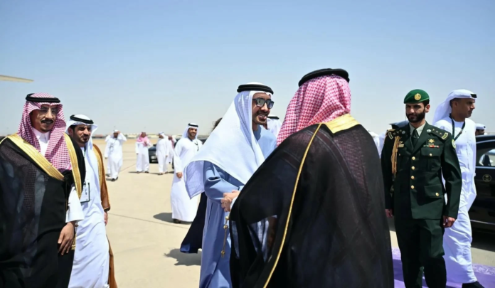 القمة الخليجية التشاورية: مغادرة وزير خارجية الإمارات من جدة