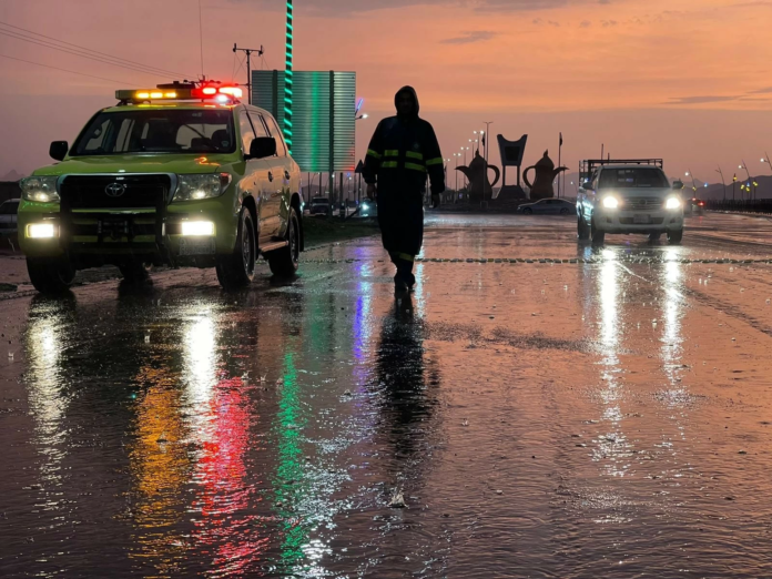 تحذيرات الدفاع المدني من السيول: إرشادات السلامة والأحوال الجوية