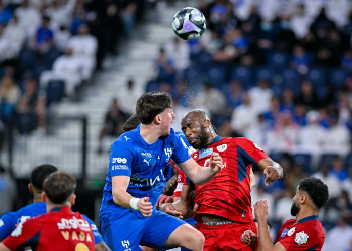 الهلال يقترب من لقب الدوري السعودي بعد فوز مثير على ضمك