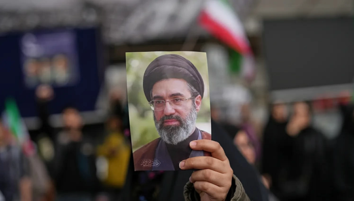 مجتبى خامنئي ومضيق هرمز: رسالة تحدي إيرانية في ظل التوترات