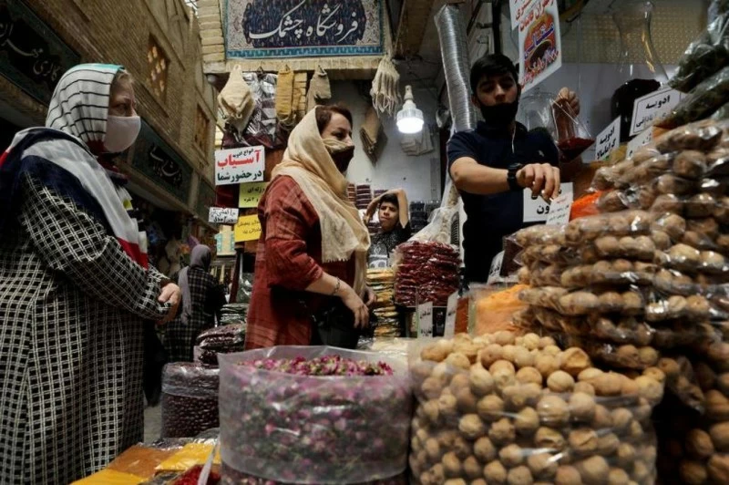 التضخم في إيران: ارتفاع 50% وتأثير العقوبات الاقتصادية