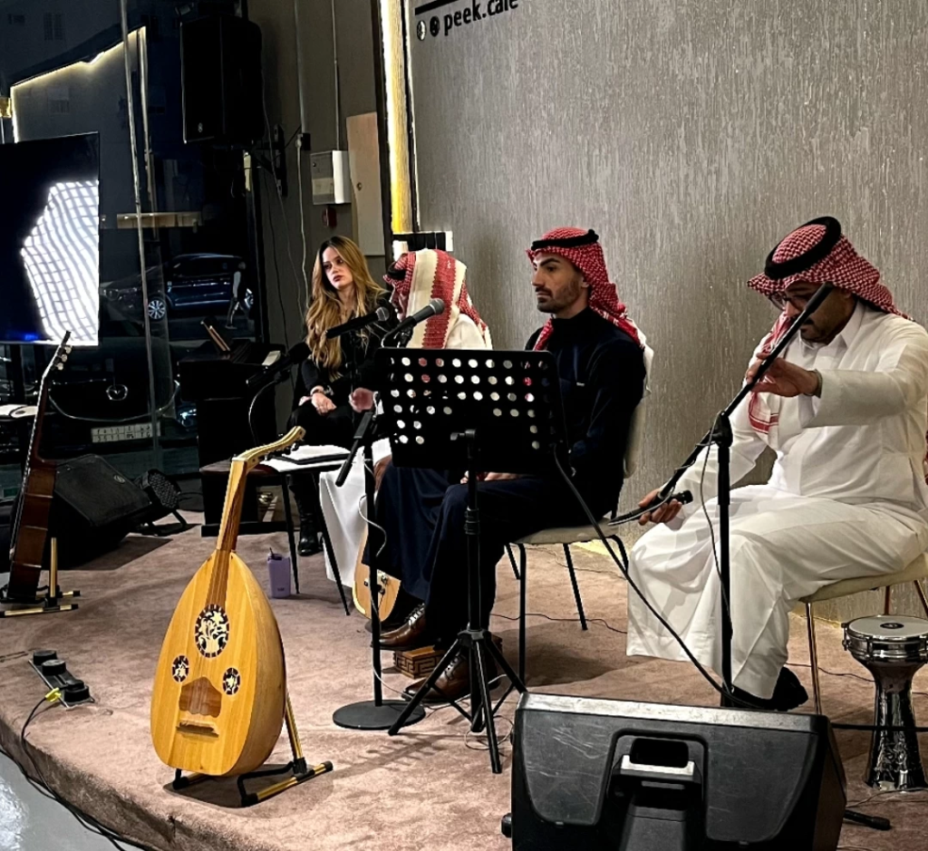 القصيدة المغناة: رحلة الأدب من الورق إلى اللحن والطرب