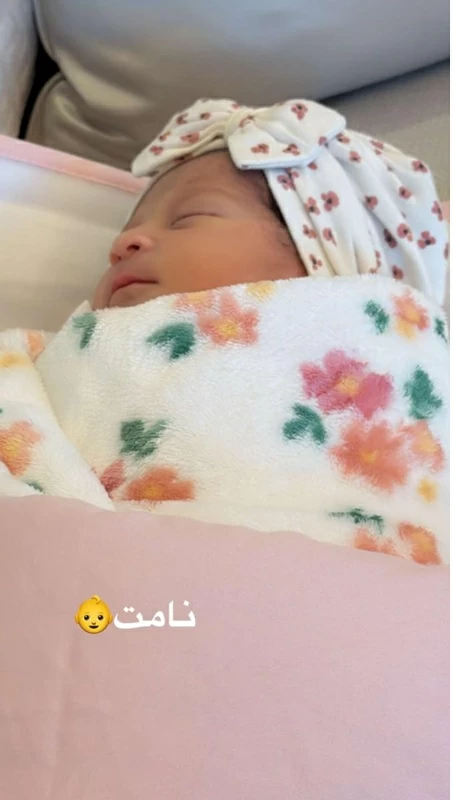 أحلام تتكفل برعاية مولودة طباخها: لفتة إنسانية مؤثرة
