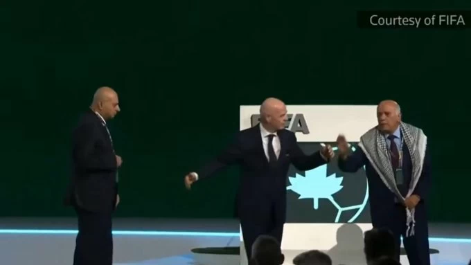 موقف رئيس الاتحاد الفلسطيني: الرجوب يرفض مصافحة ممثل إسرائيل